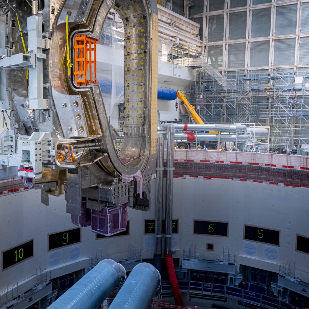 Iter : suivi de chantier timelapse, avec levage toroidal coil field