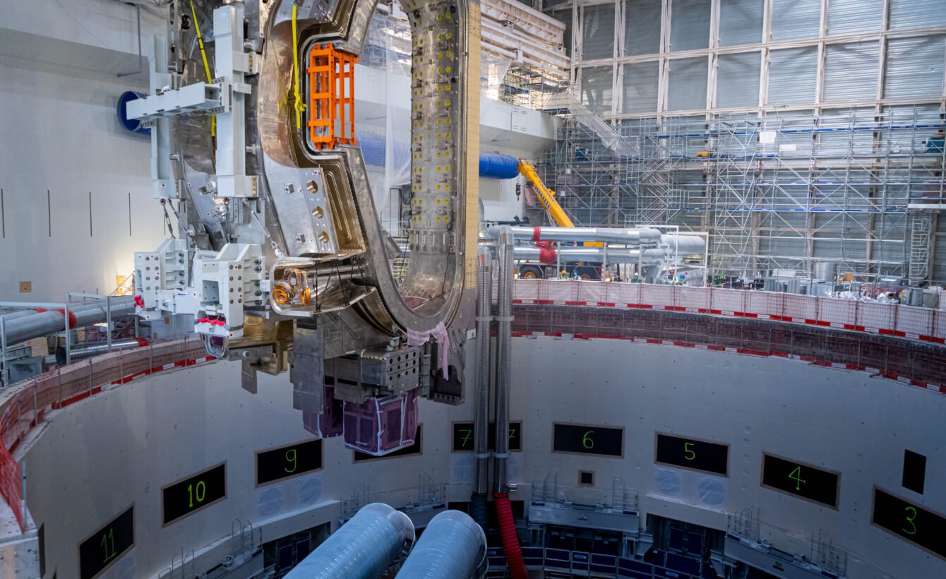 Iter : suivi de chantier timelapse, avec levage toroidal coil field